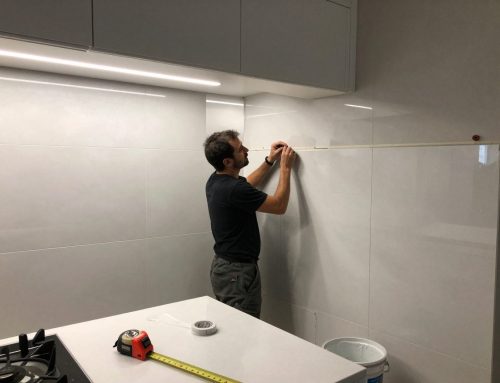 Abkleben der angrenzenden Oberflächen