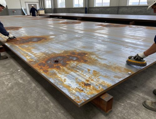 Entrosten und Entgraten von Metallteilen