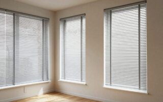 Photorealistisches Bild eines deutschen Wohnzimmers mit schlanken Aluminiumjalousien an großen Fenstern, natürlichem Licht und subtilen Schatten der Lamellen