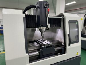 Realistisches Foto einer modernen deutschen CNC-Drehmaschine mit Spindel, Werkzeugturret und Werkstückhalter, die Metallteile bearbeitet.