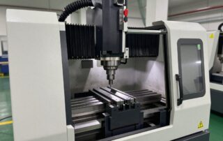 Realistisches Foto einer modernen deutschen CNC-Drehmaschine mit Spindel, Werkzeugturret und Werkstückhalter, die Metallteile bearbeitet.