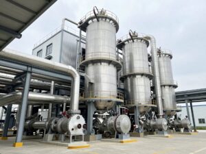 Nahaufnahme einer modernen Industrieheizungsanlage mit feuerfesten Verkleidungen und isolierten Stahlrohren.