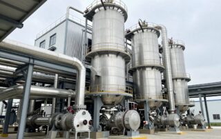 Nahaufnahme einer modernen Industrieheizungsanlage mit feuerfesten Verkleidungen und isolierten Stahlrohren.