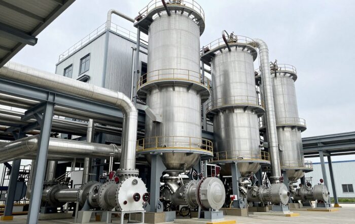 Nahaufnahme einer modernen Industrieheizungsanlage mit feuerfesten Verkleidungen und isolierten Stahlrohren.